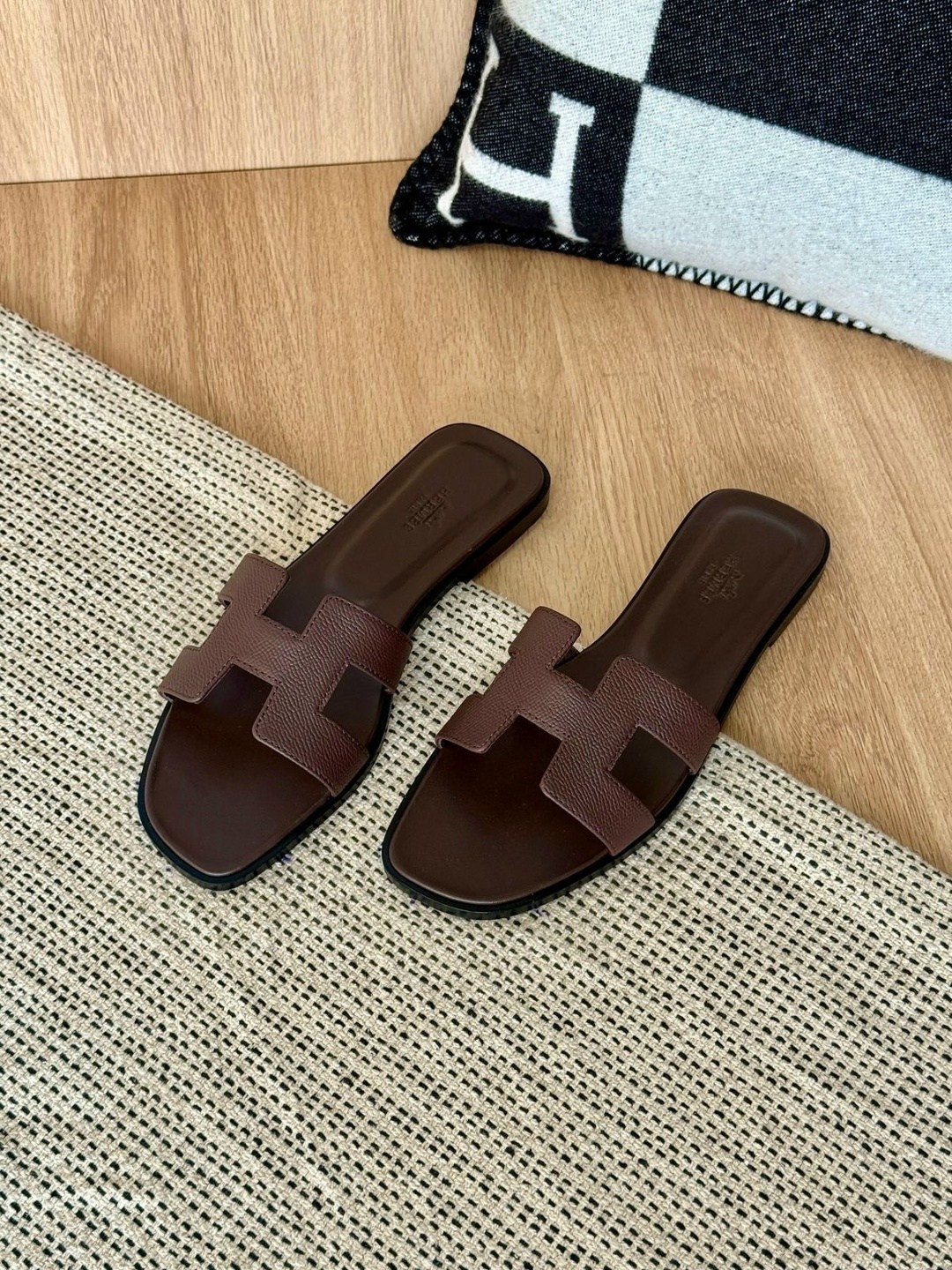 шлепки hermes женские,черные гермес шлепки гермес,гермес шлепки,шлепанцы hermes,эрмес шлепки