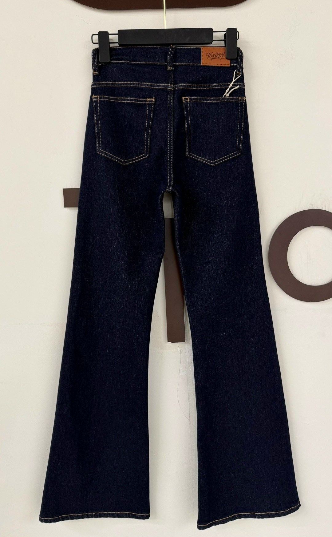 женские джинсы,расклешенные джинсы,стильные джинсы,джинсы клеш женские,прямые джинсы