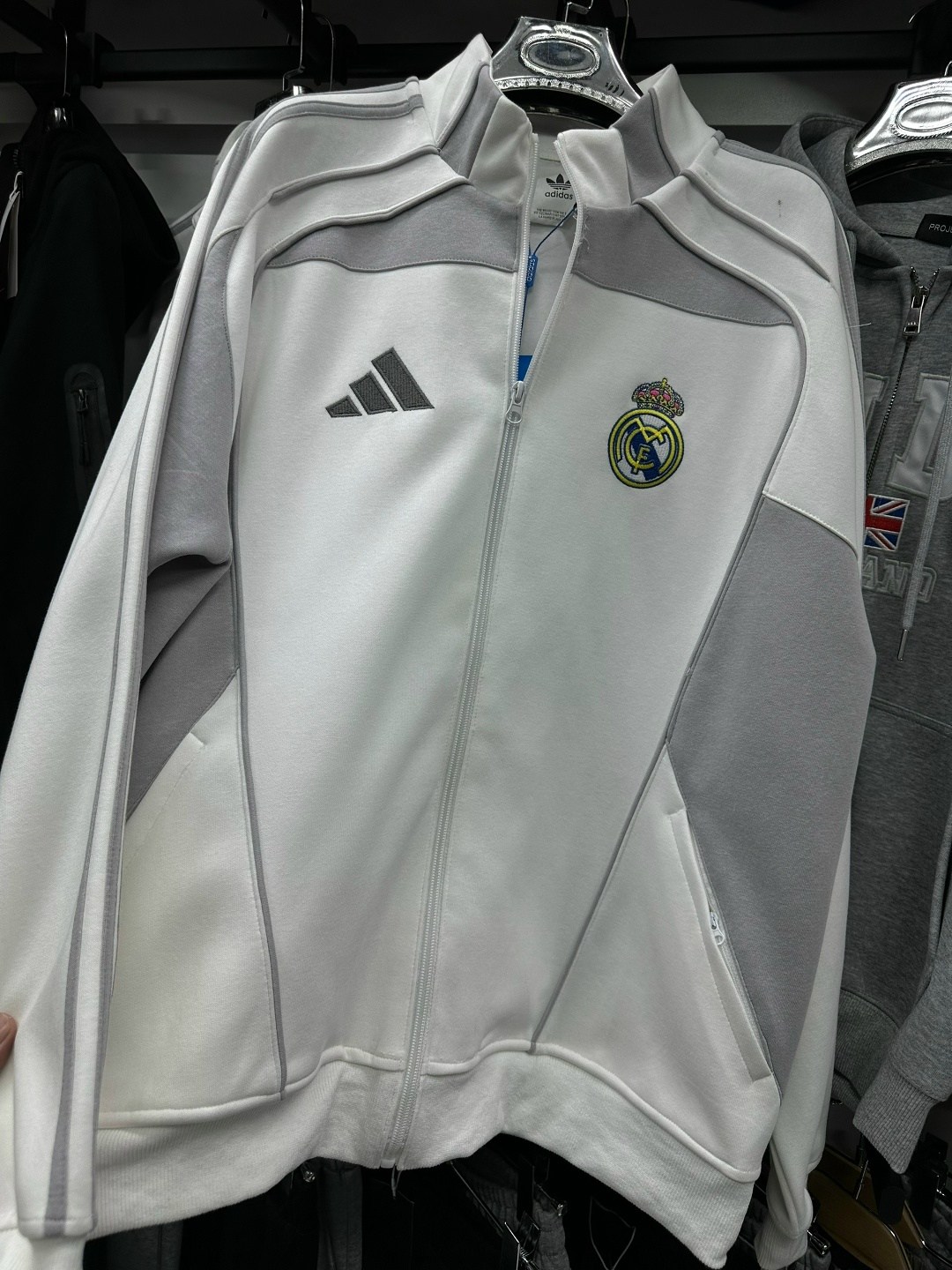 ветровка adidas real madrid,real madrid adidas white jacket,толстовка реал мадрид адидас,адидас реал мадрид,олимпийка реал мадрид адидас