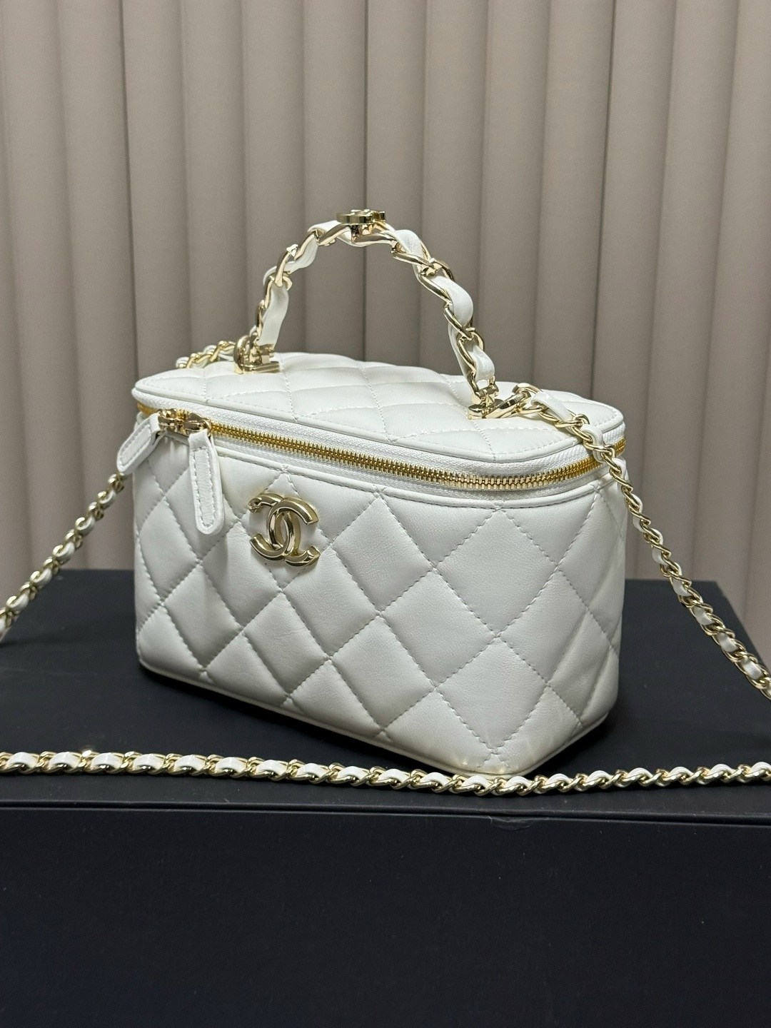 сумка chanel женская,белая кожаная сумка chanel vanity на цепочке,сумка chanel,сумка шанель,сумочка chanel