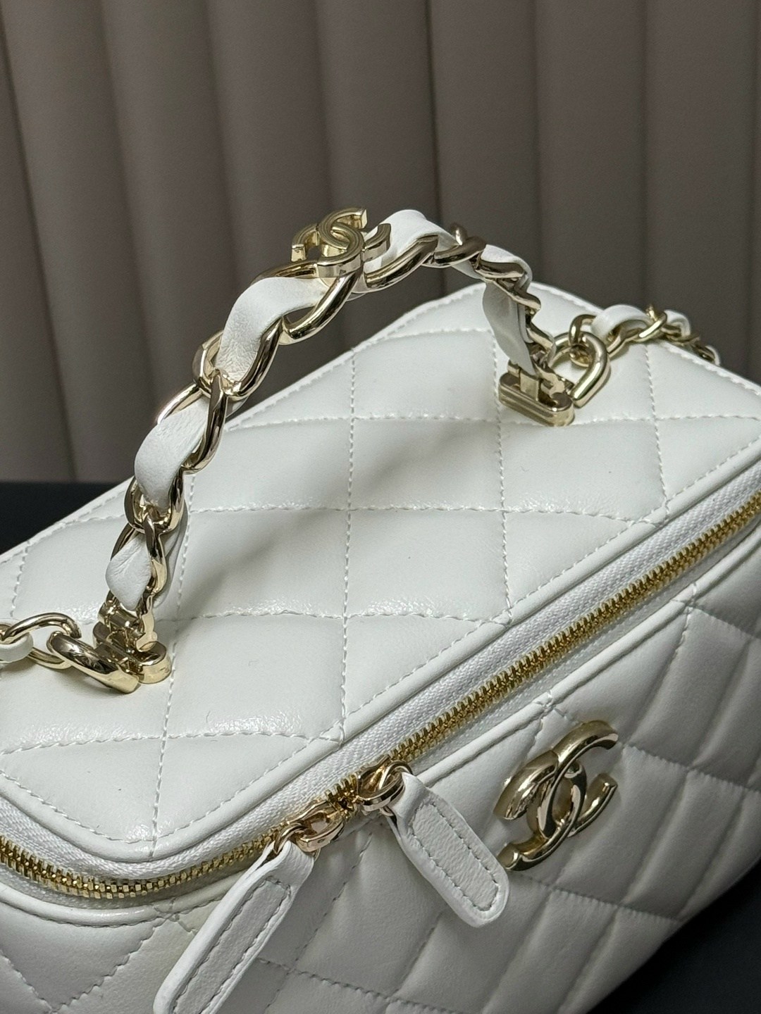 сумка chanel женская,белая кожаная сумка chanel vanity на цепочке,сумка chanel,сумка шанель,сумочка chanel