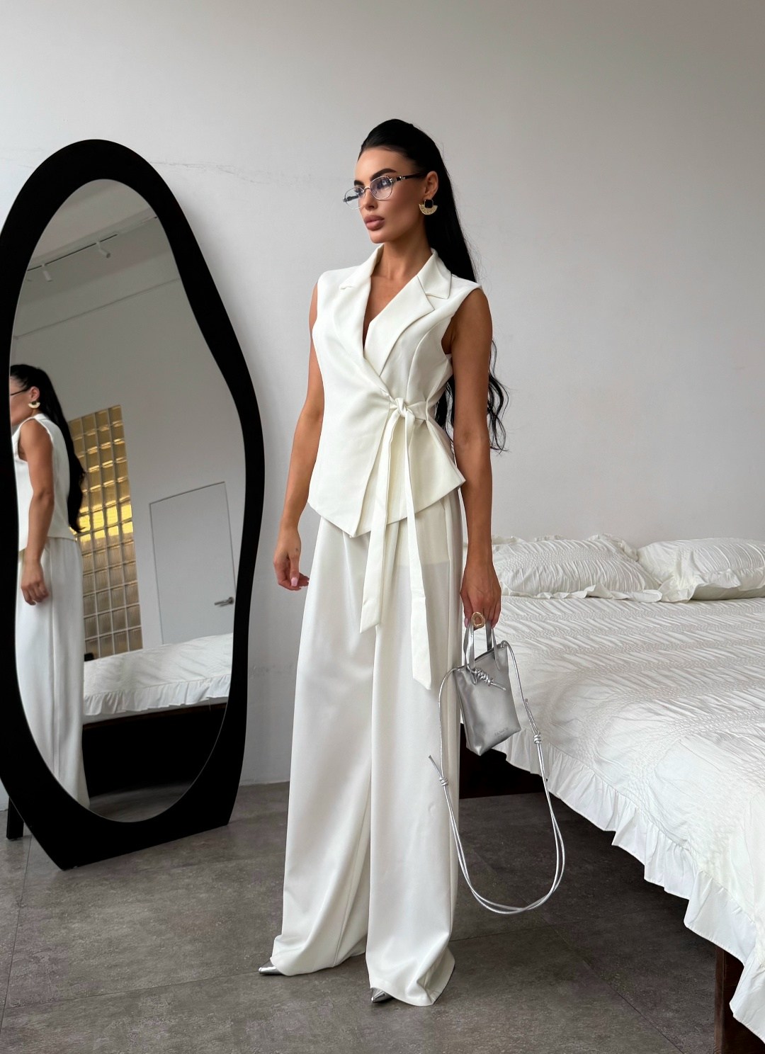 белый брючный костюм,брючный костюм,брючный женский костюм,костюм брючный деловой emberens,брючный костюм с жилетом