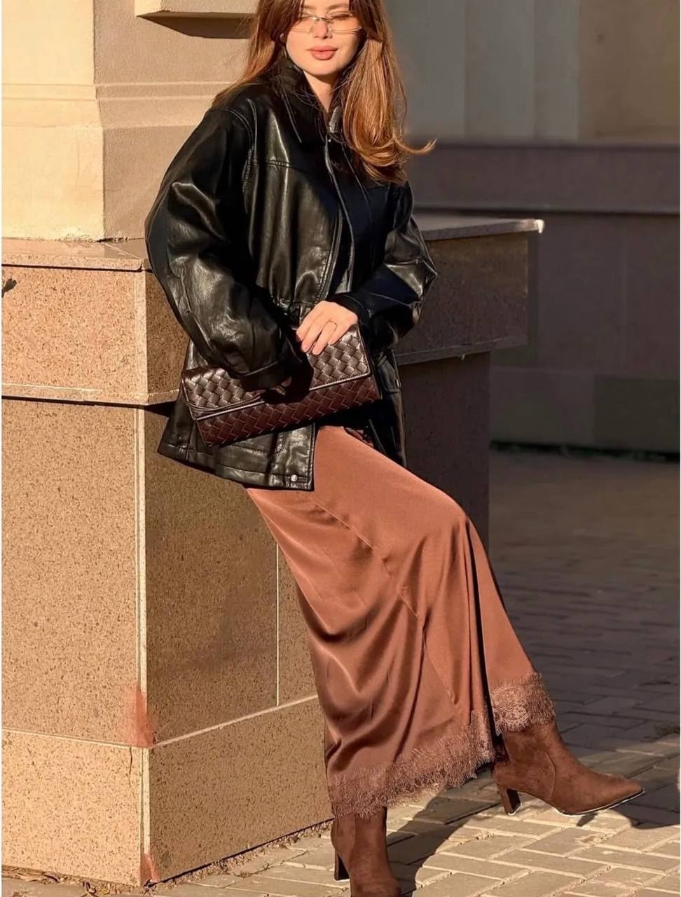 атласная юбка,кожаная куртка,стиль одежды,коричневая юбка