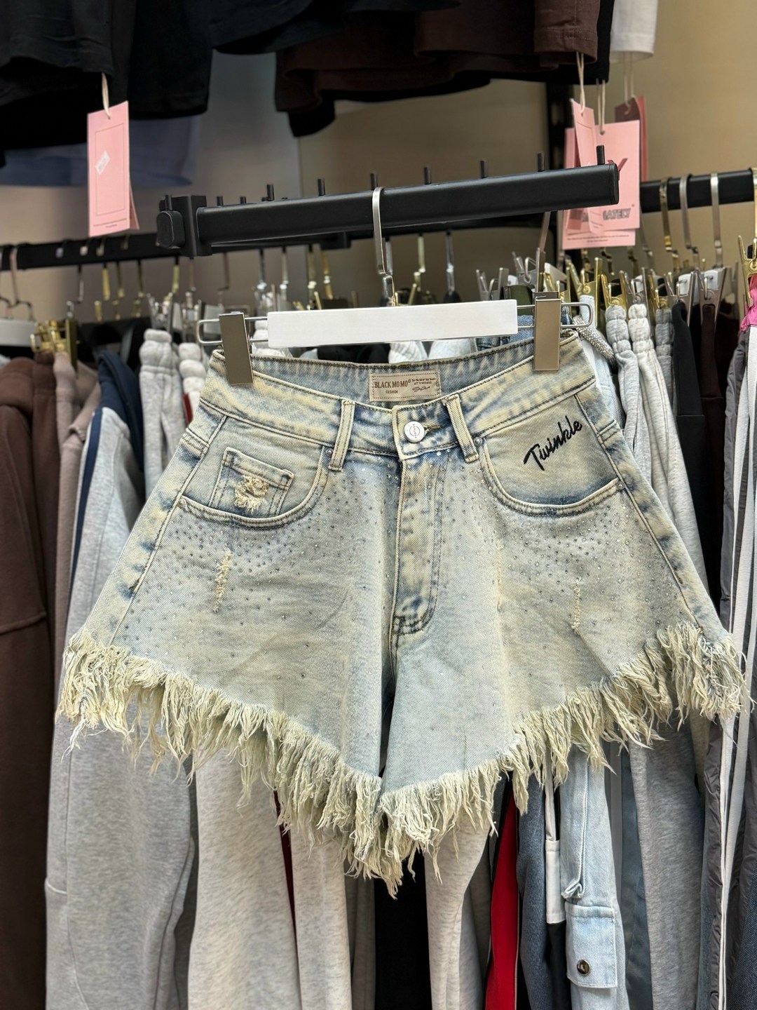 женские джинсовые шорты,джинсовые шорты,джинсовые шорты с бахромой,рваные джинсовые шорты,джинсовые шорты летние