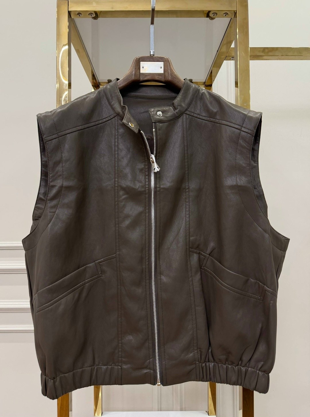 кожаный жилет,кожаный коричневый жилет,жилетка кожаная,кожаная безрукавка,жилет коричневый