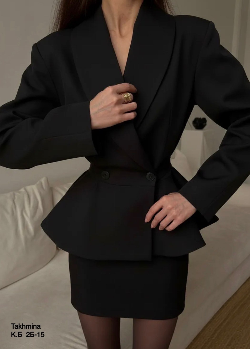 пиджак приталенный с баской bliss,стильные наряды,пиджак женский приталенный праздничный,черный классический костюм женский,брючный костюм классика avemod