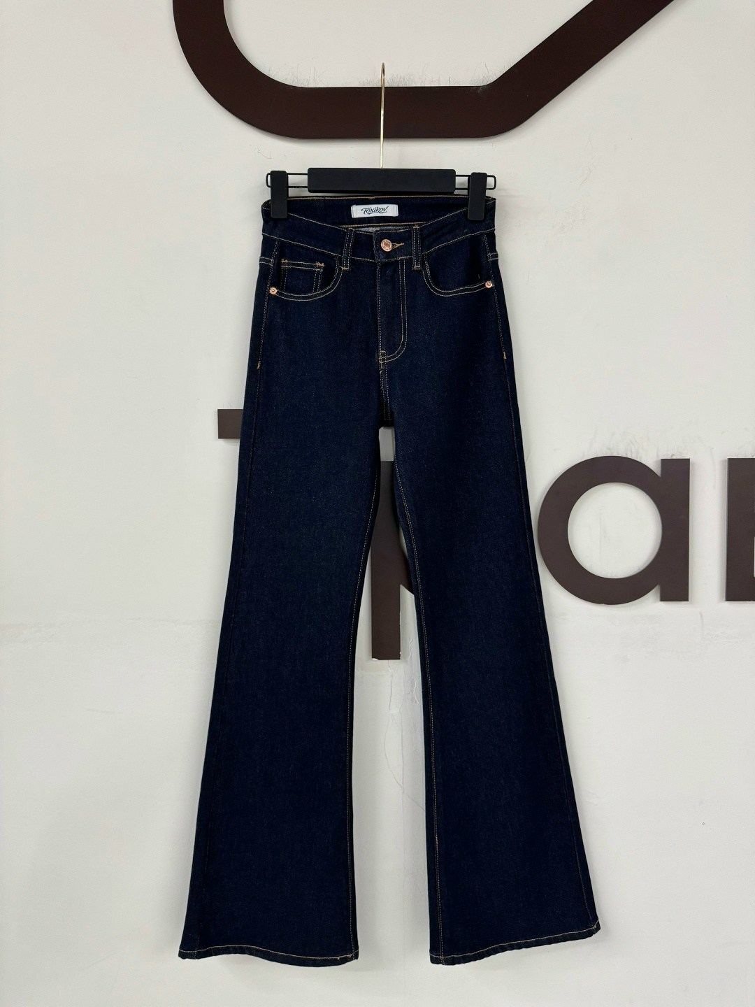 женские джинсы,расклешенные джинсы,стильные джинсы,джинсы клеш женские,прямые джинсы