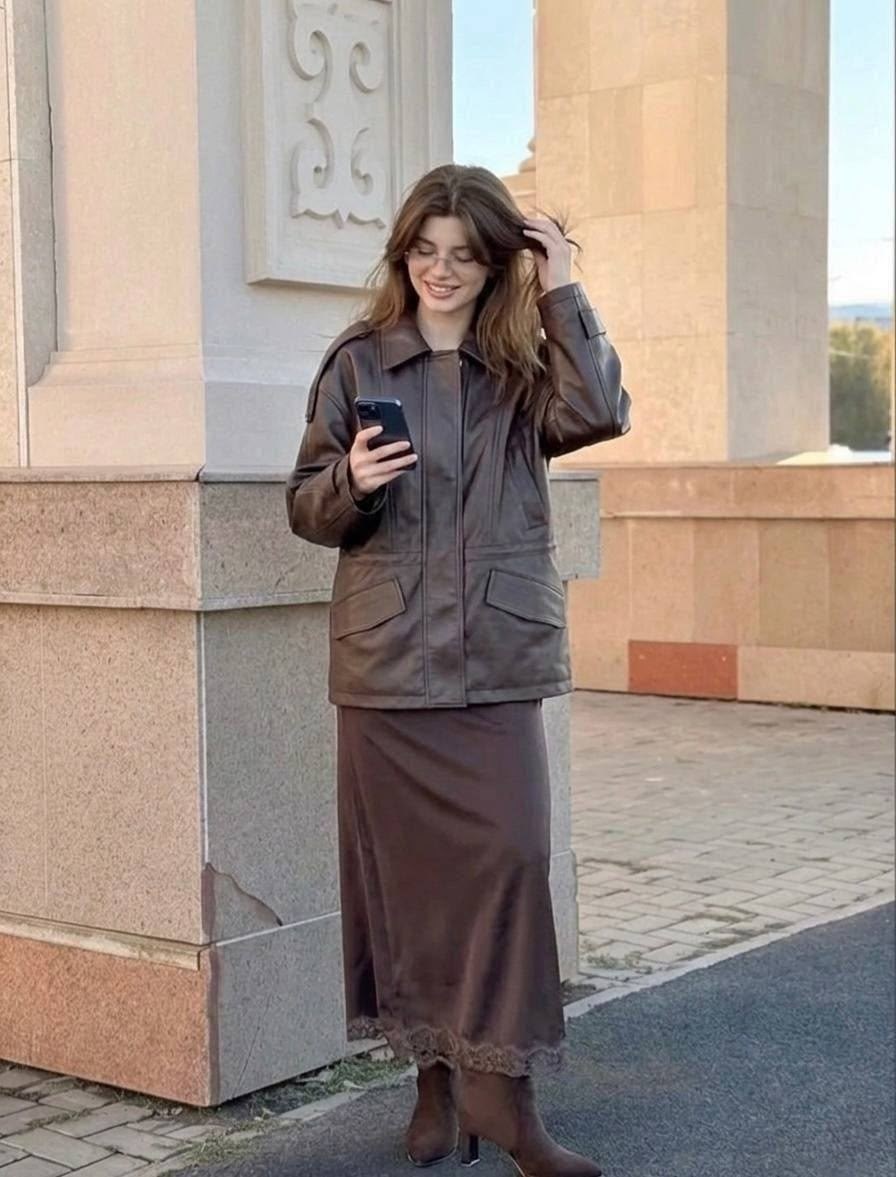 атласная юбка,кожаная куртка,стиль одежды,коричневая юбка