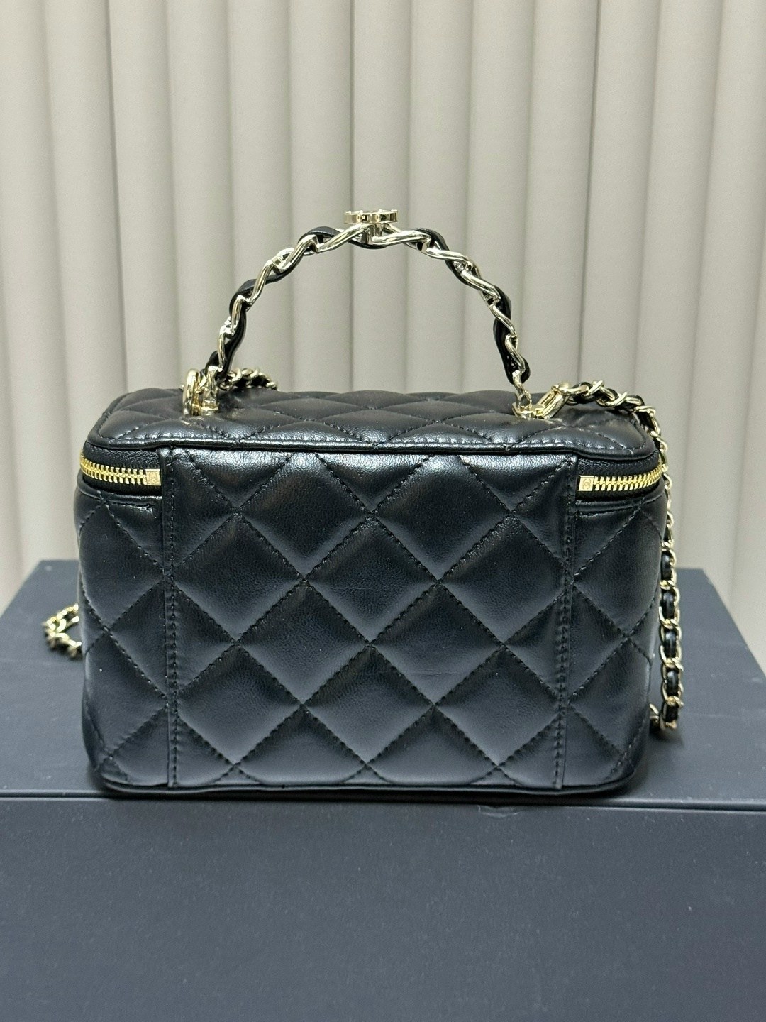 сумка chanel женская,белая кожаная сумка chanel vanity на цепочке,сумка chanel,сумка шанель,сумочка chanel