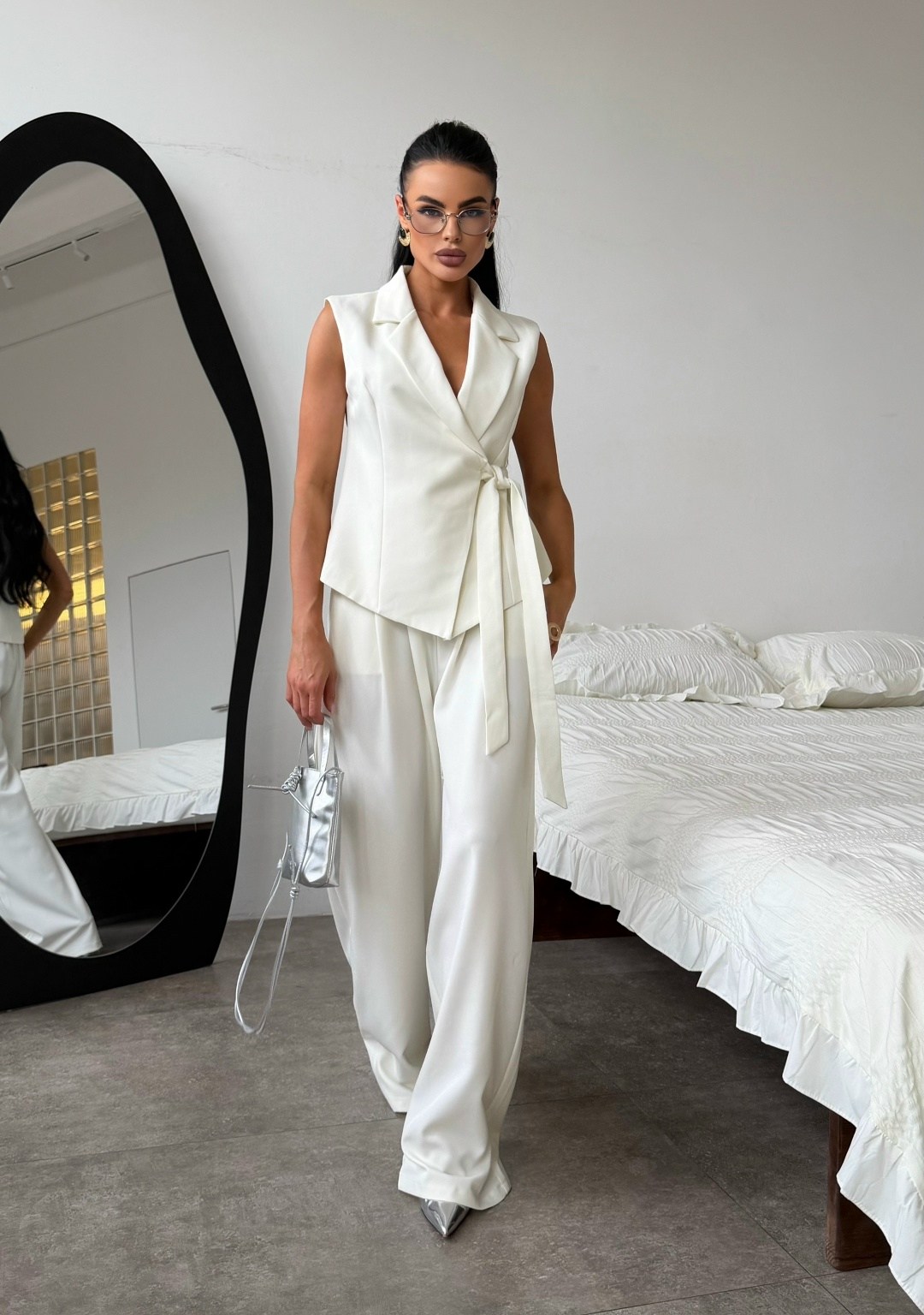 белый брючный костюм,брючный костюм,брючный женский костюм,костюм брючный деловой emberens,брючный костюм с жилетом