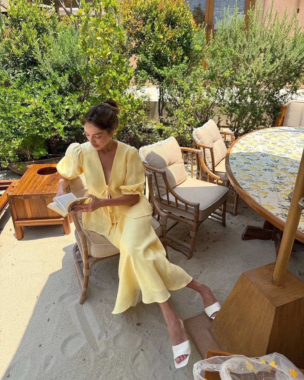 костюм летний с юбкой,элегантные наряды,женский летний костюм с юбкой,стильные наряды,летний костюм с юбкой и топом