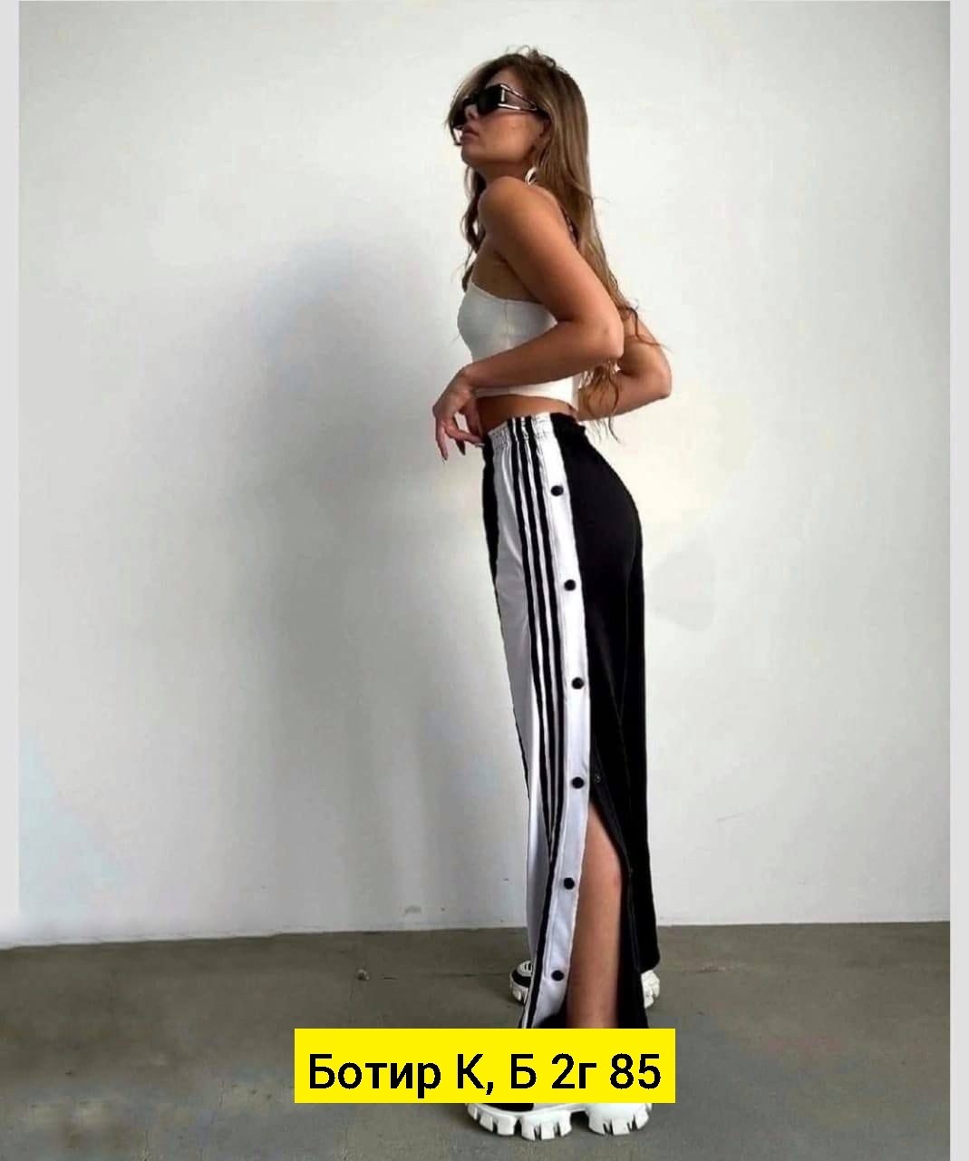 cпортивные штаны женские,широкие штаны адидас женские с лампасами,спортивные штаны 2026 женские,штаны на кнопках сбоку широкие с полосками,брюки спортивные женская