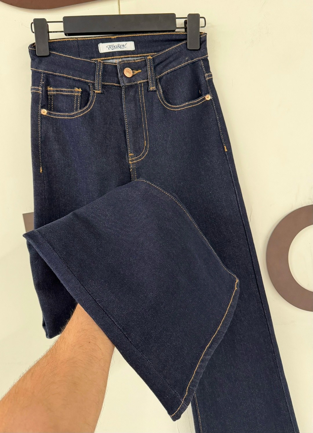 женские джинсы,расклешенные джинсы,стильные джинсы,джинсы клеш женские,прямые джинсы