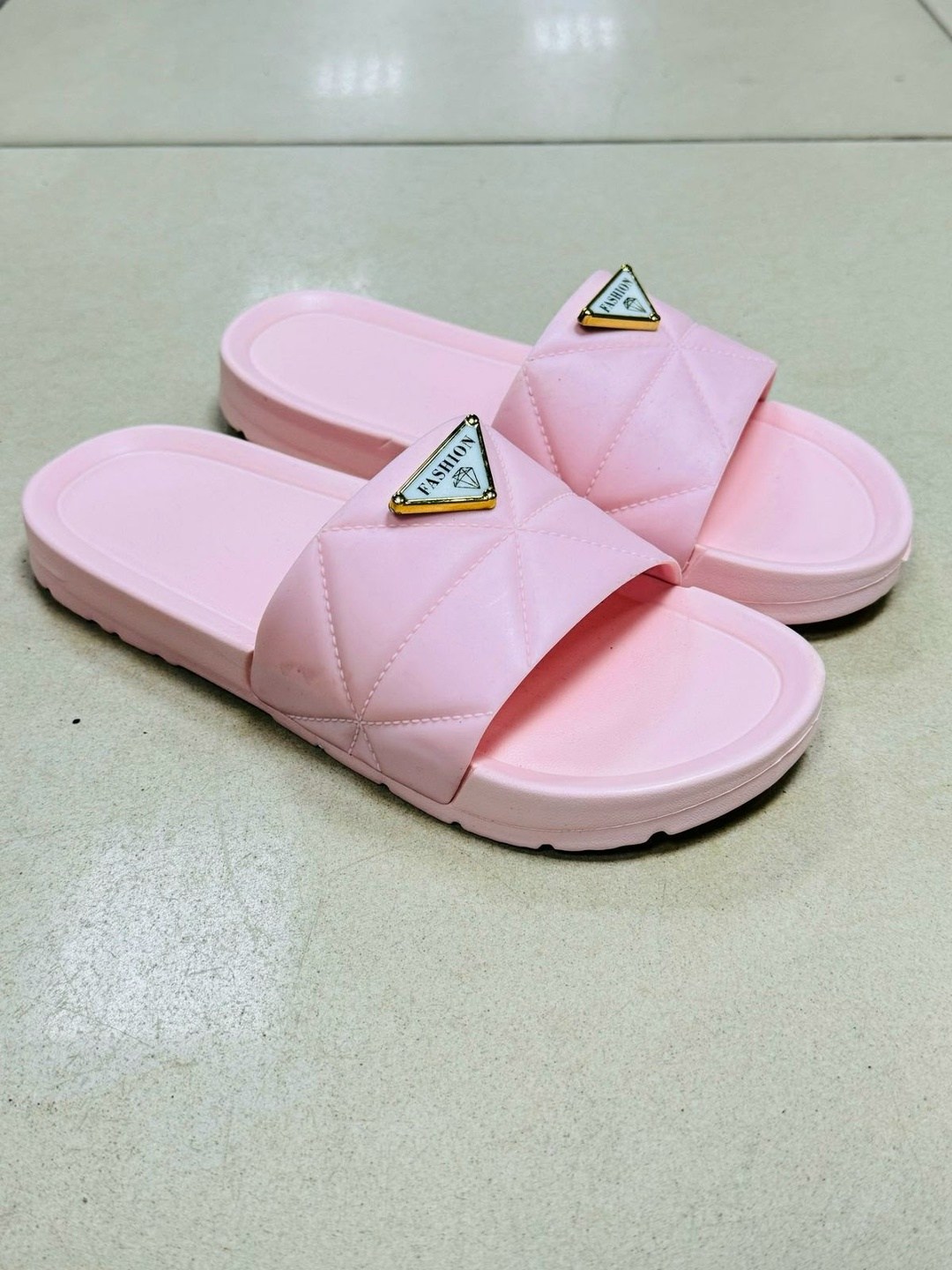 шлепанцы женские,женские сандалии,,шлепки женские,модные тапочки