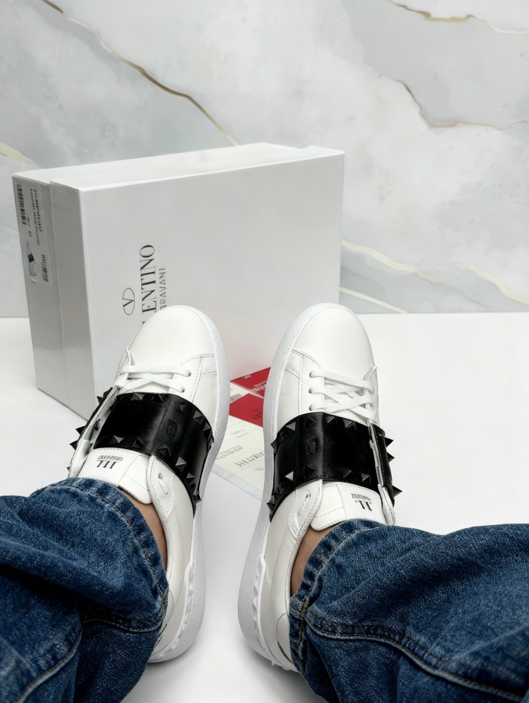 ,кроссовки valentino,валентино ,валентино кроссовки,бело-черные женские кожаные кроссовки rockstud untitled valentino garavani