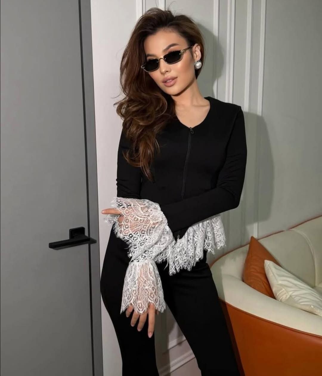 брюки женские клеш,черный брючный костюм,модные наряды,костюм с брюками клёш,стильная блузка