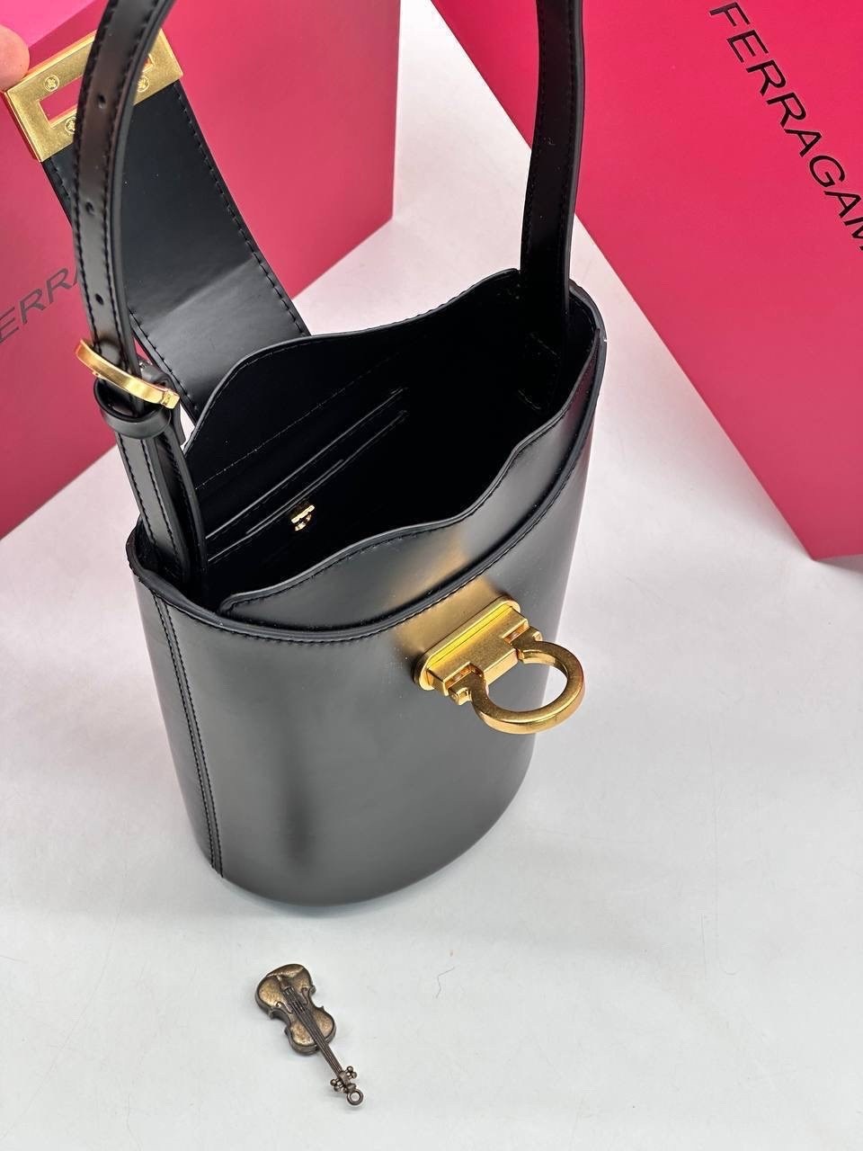 salvatore ferragamo сумка,сумка ferragamo,сумка ведро,сумка ferragamo женская цена,сумка сальваторе феррагамо черная