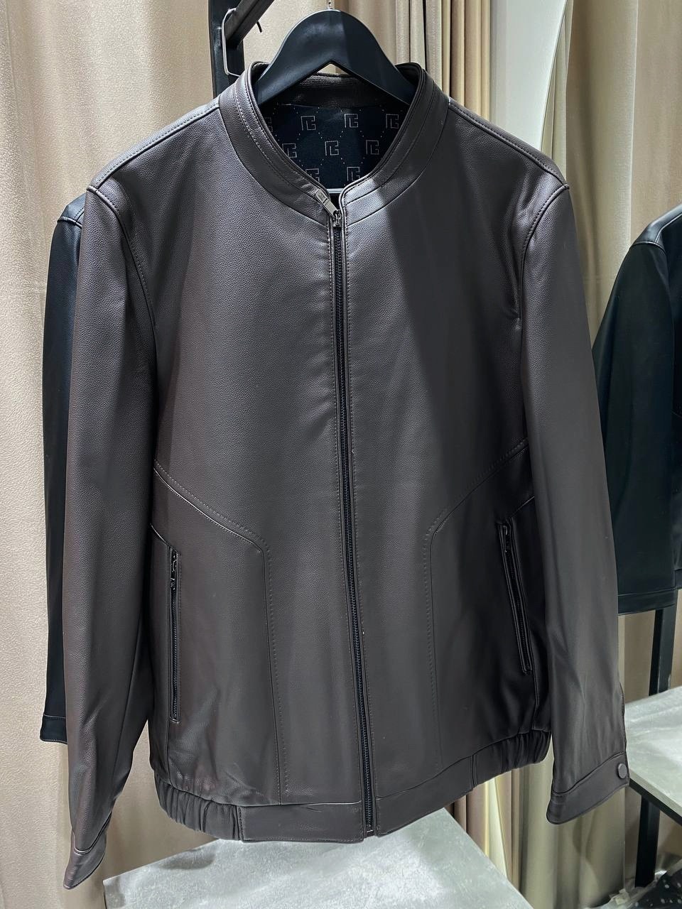 мужская кожаная куртка,кожаная куртка,мужская кожаная куртка с классическими черными брюками,men's racer jacket in black leather,мужской стиль