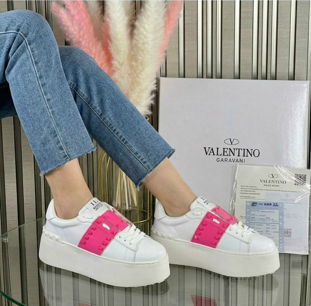 кроссовки valentino,valentino кроссовки женские,кеды valentino женские,женские белые кроссовки valentino garavani rockstud,женские кожаные кроссовки valentino rockstud white with pink