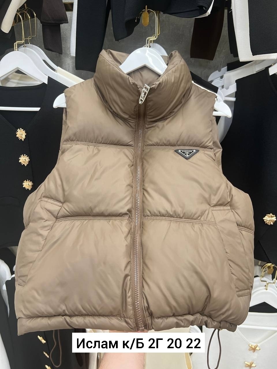 жилетка прада,жилетка prada,жилетка мужская prada,жилет мужской prada,женский короткий ветрозащитный жилет на утином пуху prada