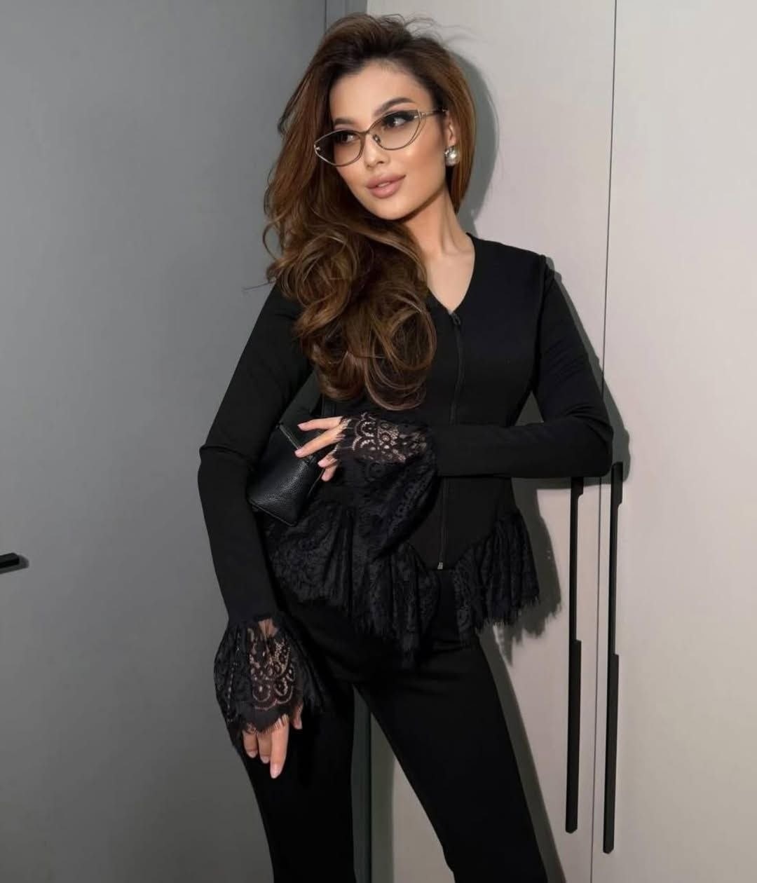 брюки женские клеш,черный брючный костюм,модные наряды,костюм с брюками клёш,стильная блузка