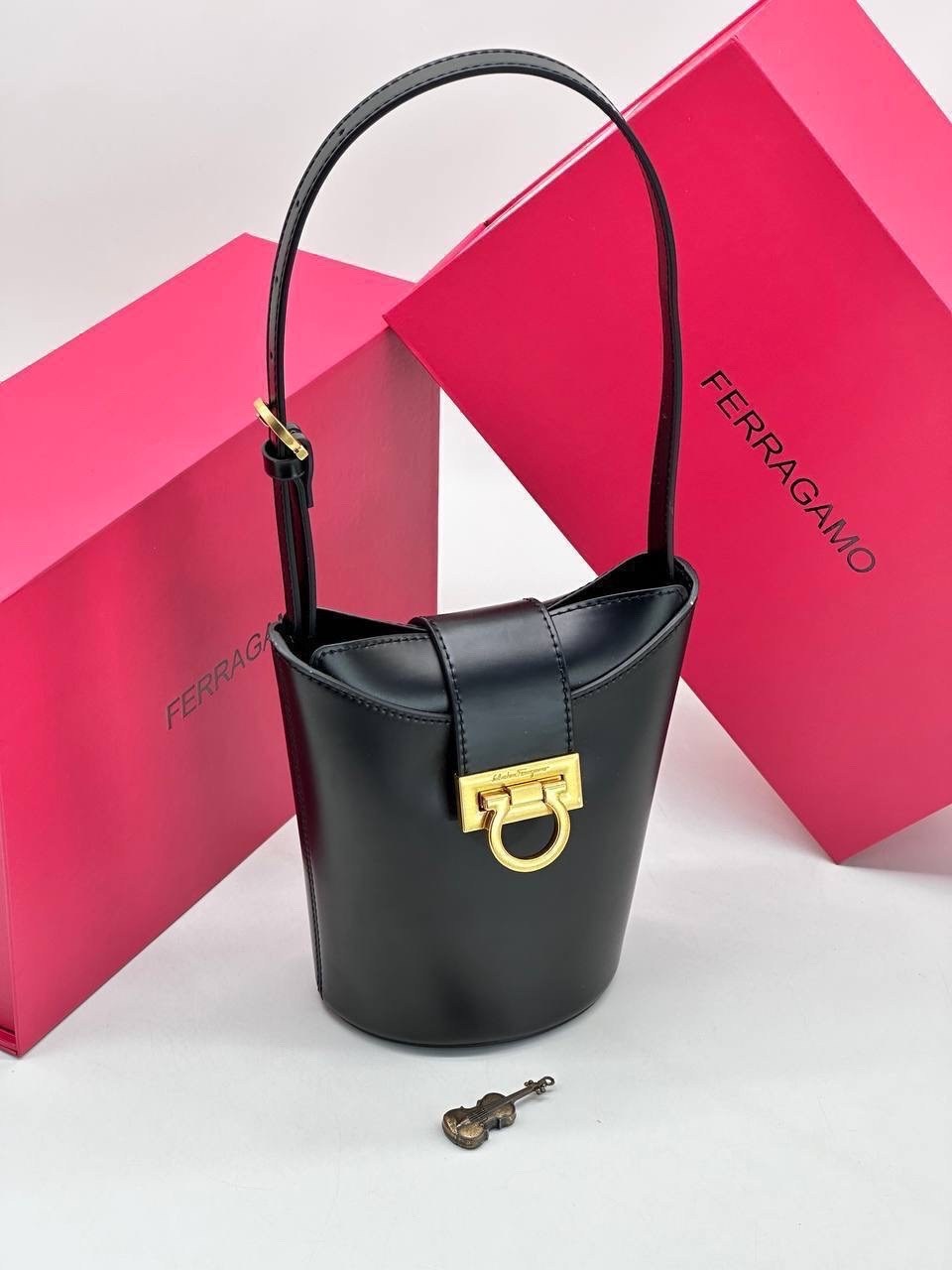 salvatore ferragamo сумка,сумка ferragamo,сумка ведро,сумка ferragamo женская цена,сумка сальваторе феррагамо черная