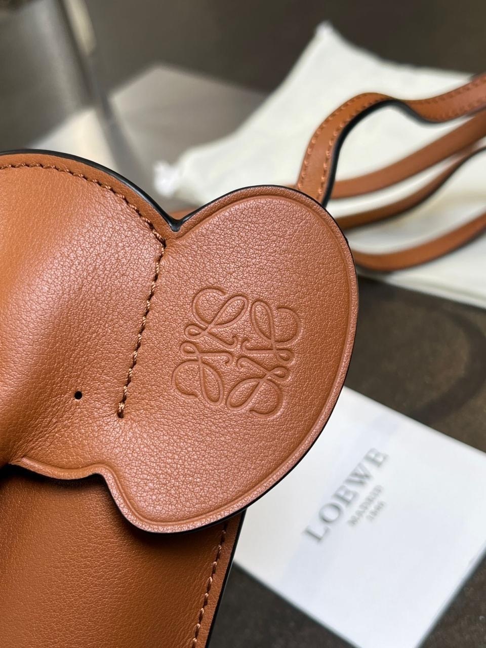 сумка слоник,кожаная сумка через плечо elephant pocket loewe,loewe сумка elephant,loewe elephant bag,loewe сумка на плечо