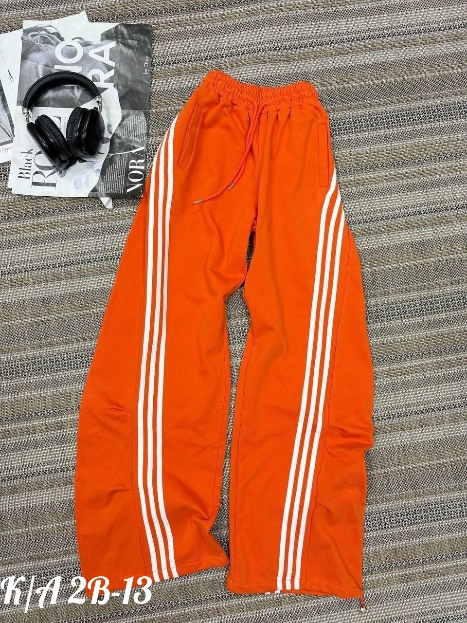 широкие штаны,спортивные штаны,спортивный стиль в одежде,женские спортивные штаны,женский спортивный костюм