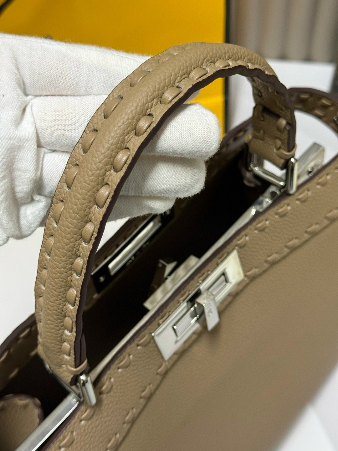 женская сумка fendi,сумка fendi,женская бежевая сумка fendi peekaboo mini,сумка fendi peekaboo фенди,сумка fendi peekaboo