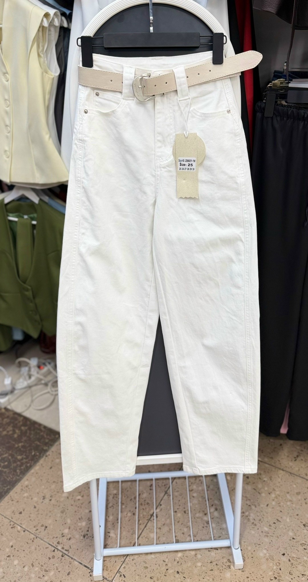 бежевые джинсы,джинсы бананы,бежевые брюки,джинсы женские,джинсы мом