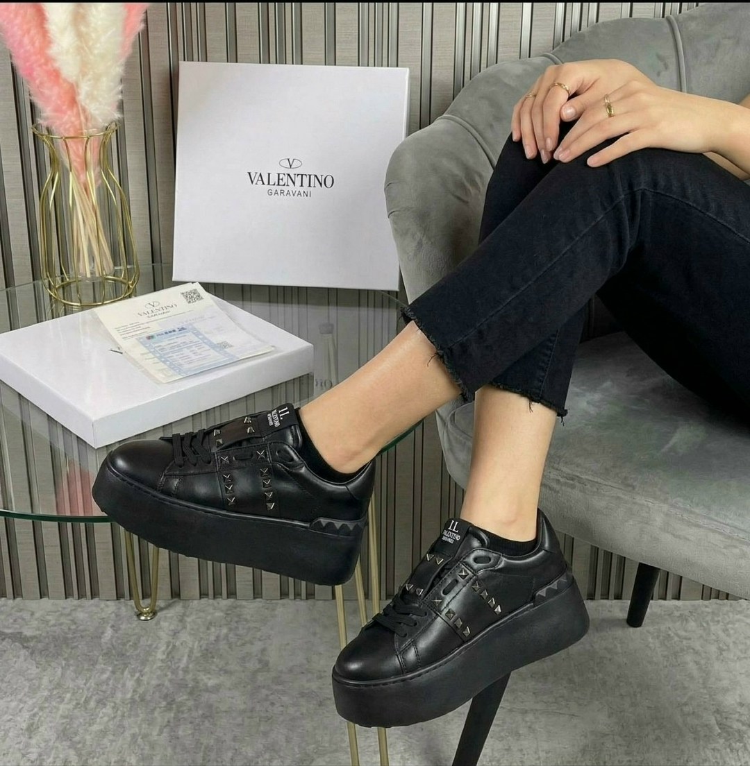 кроссовки valentino,valentino кроссовки женские,кеды valentino женские,женские белые кроссовки valentino garavani rockstud,женские кожаные кроссовки valentino rockstud white with pink