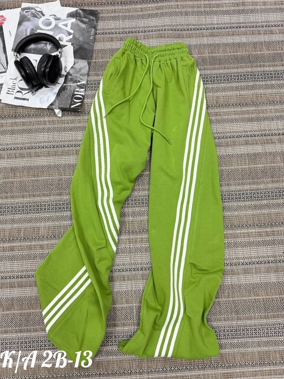 широкие штаны,спортивные штаны,спортивный стиль в одежде,женские спортивные штаны,женский спортивный костюм