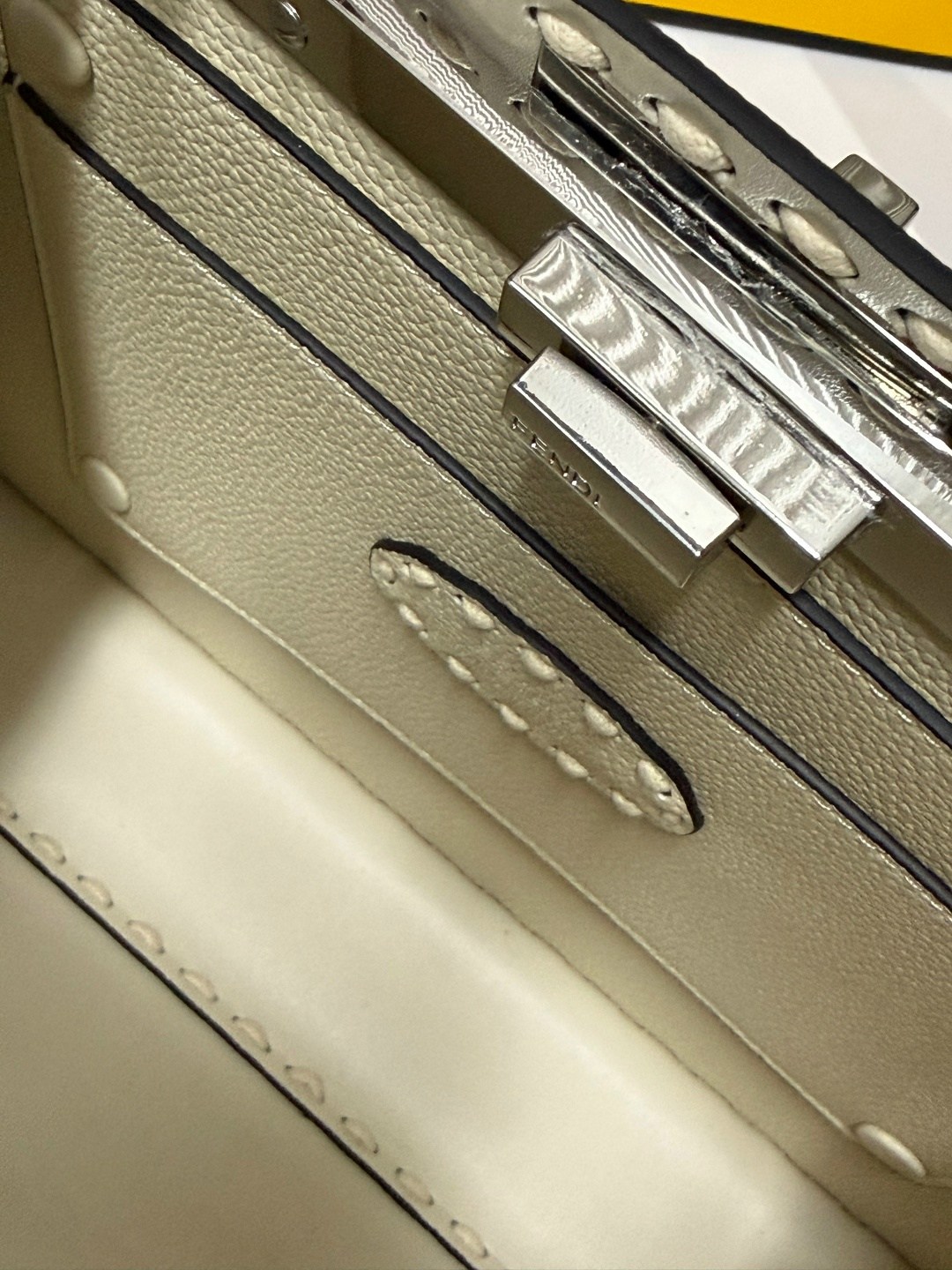 cумка fendi,сумка fendi peekaboo,женская сумка fendi,сумки фенди,сумка на плечо fendi