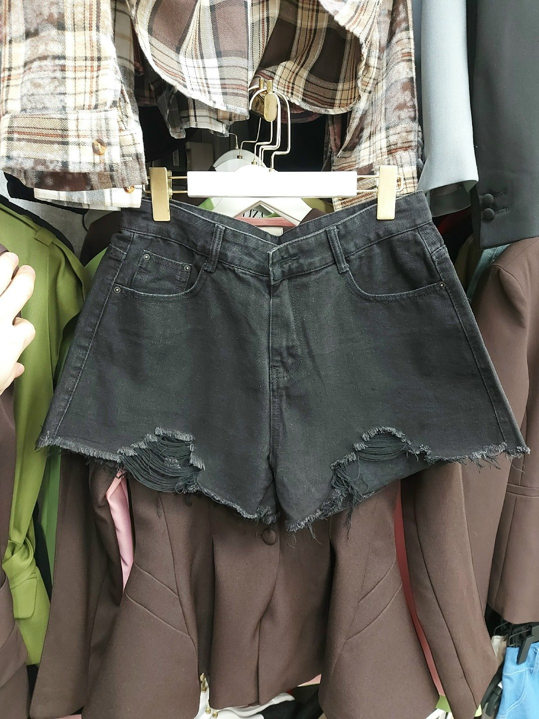 рваные джинсовые шорты,женские джинсовые шорты,женские джинсовые шорты с высокой талией,белые джинсовые шорты,белые джинсовые шорты с рваным краем