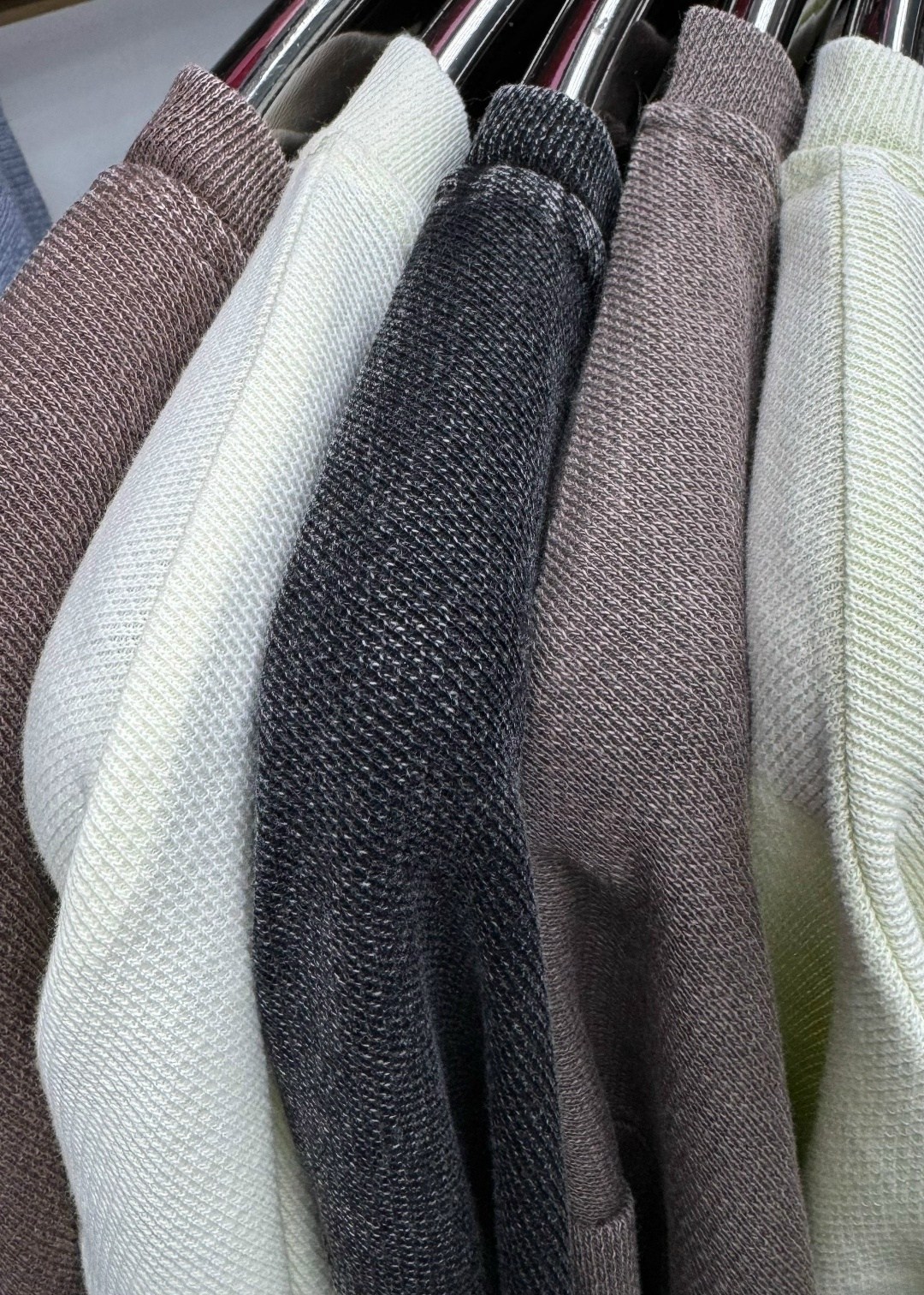 футболки женская оверсайз,спортивные штаны с футболкой оверсайз,футболки модные,футболка и штаны,футболки оверсайз