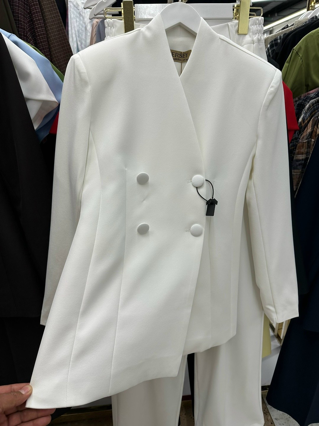 брючный костюм,белый брючный костюм,женский брючный костюм,стильные костюмы,классический костюм белый