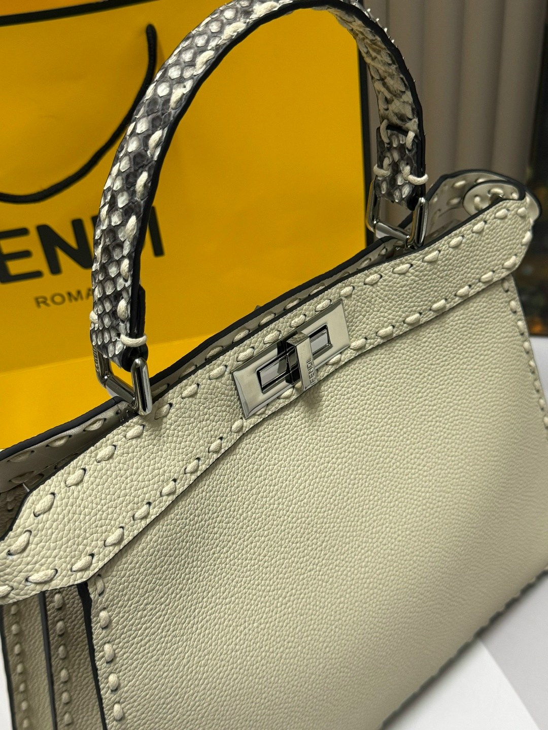 cумка fendi,сумка fendi peekaboo,женская сумка fendi,сумки фенди,сумка на плечо fendi