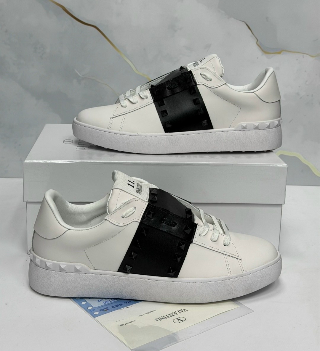 ,кроссовки valentino,валентино ,валентино кроссовки,бело-черные женские кожаные кроссовки rockstud untitled valentino garavani