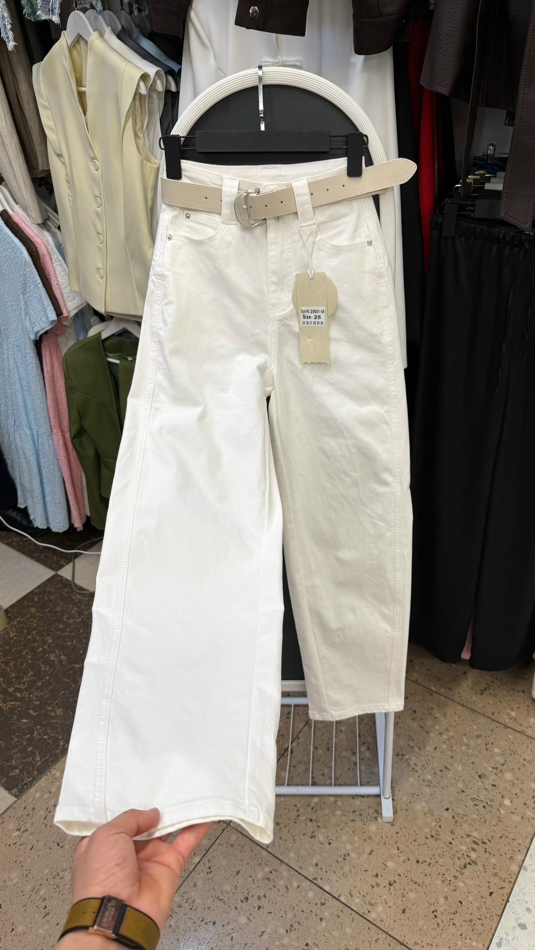 бежевые джинсы,джинсы бананы,бежевые брюки,джинсы женские,джинсы мом