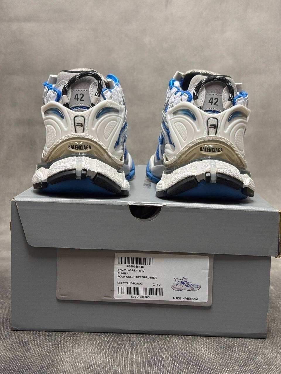 кроссовки balenciaga,бело-синие кроссовки для бега balenciaga,кроссовки женские balenciaga,кроссовки balenciaga runner,кроссовки balenciaga runner s/s 2026