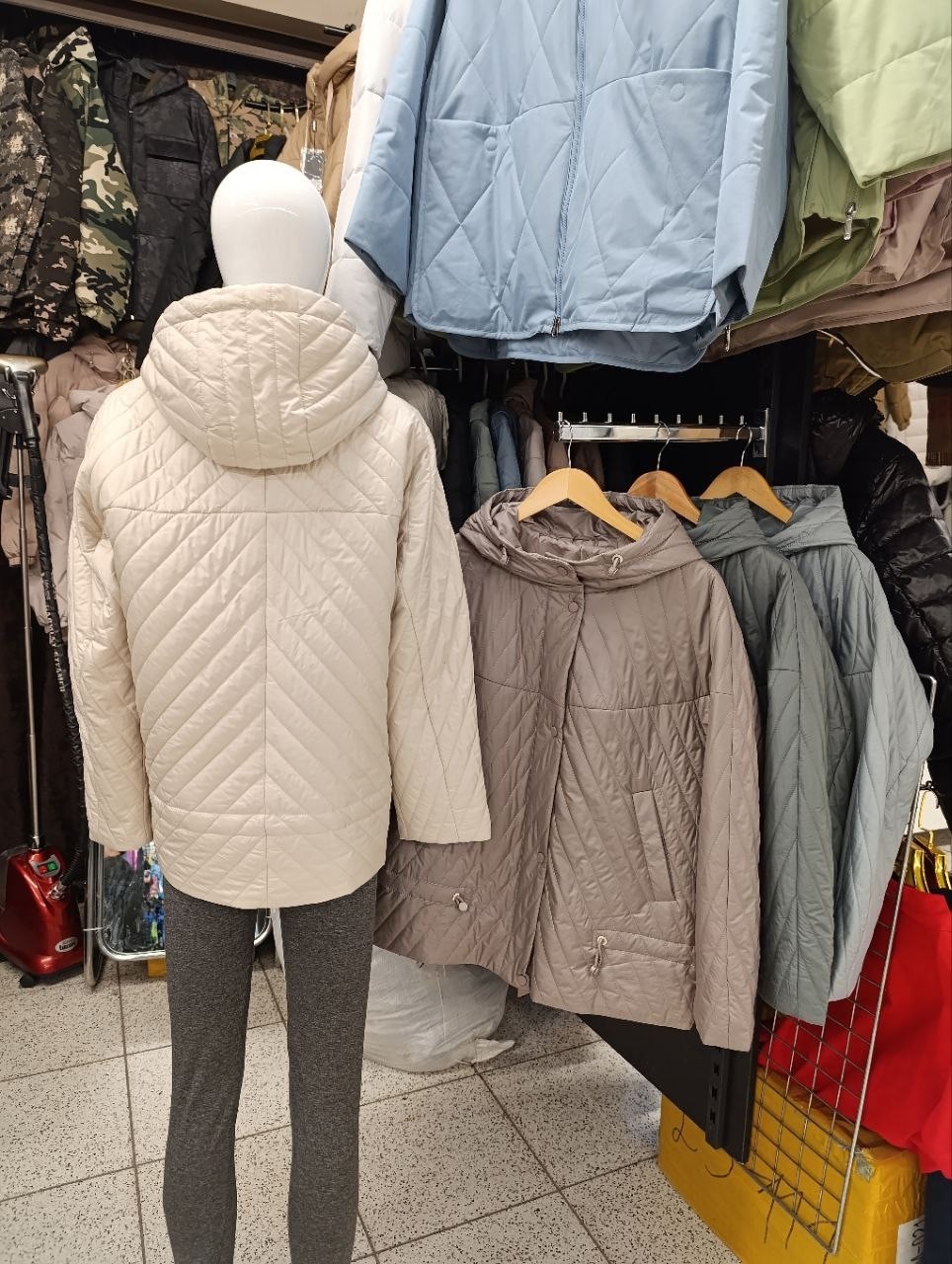 женская демисезонная куртка,демисезонная куртка,куртка женская,демисезонная стеганая куртка с капюшоном,куртка стеганая