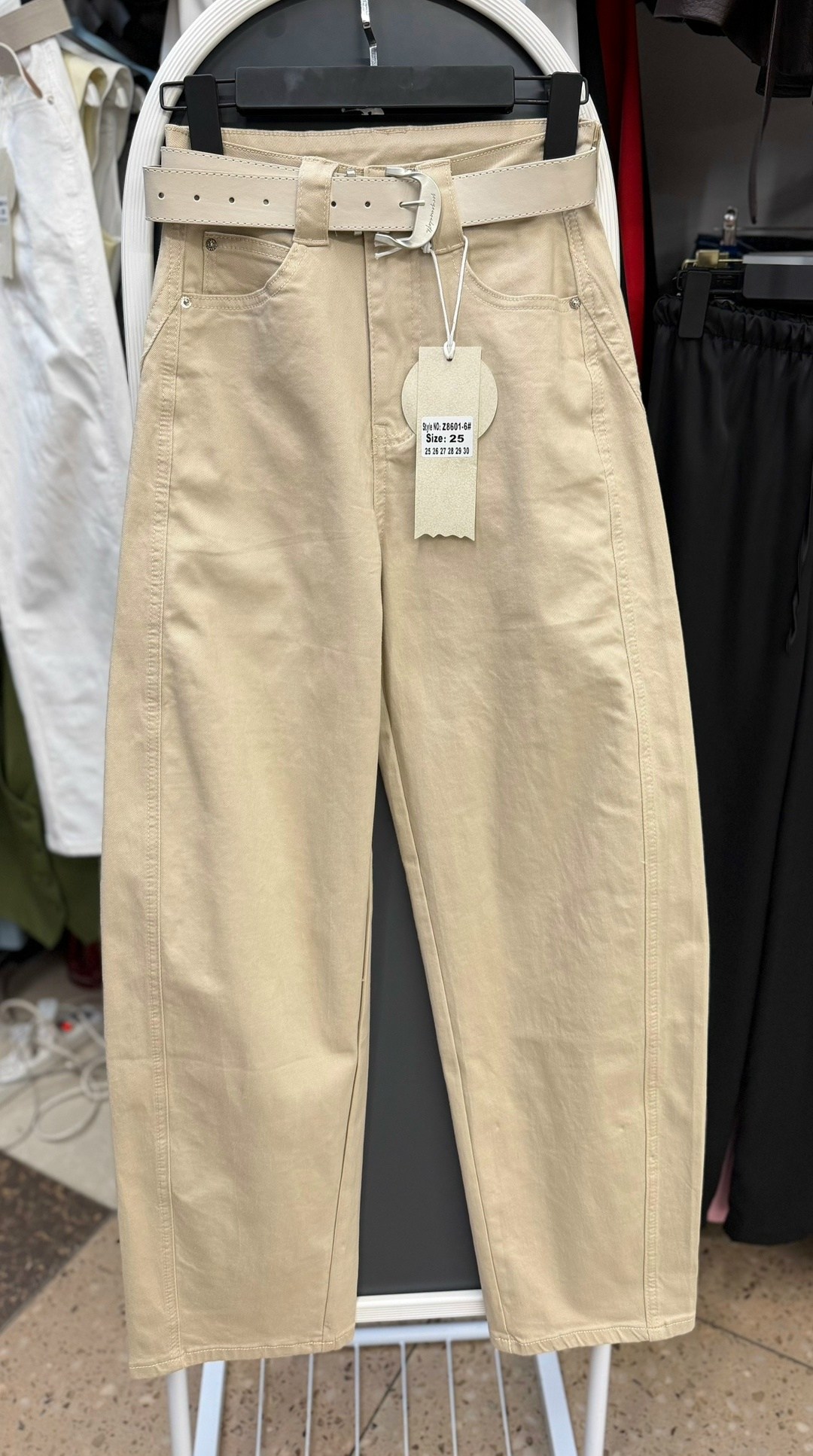 бежевые джинсы,джинсы бананы,бежевые брюки,джинсы женские,джинсы мом