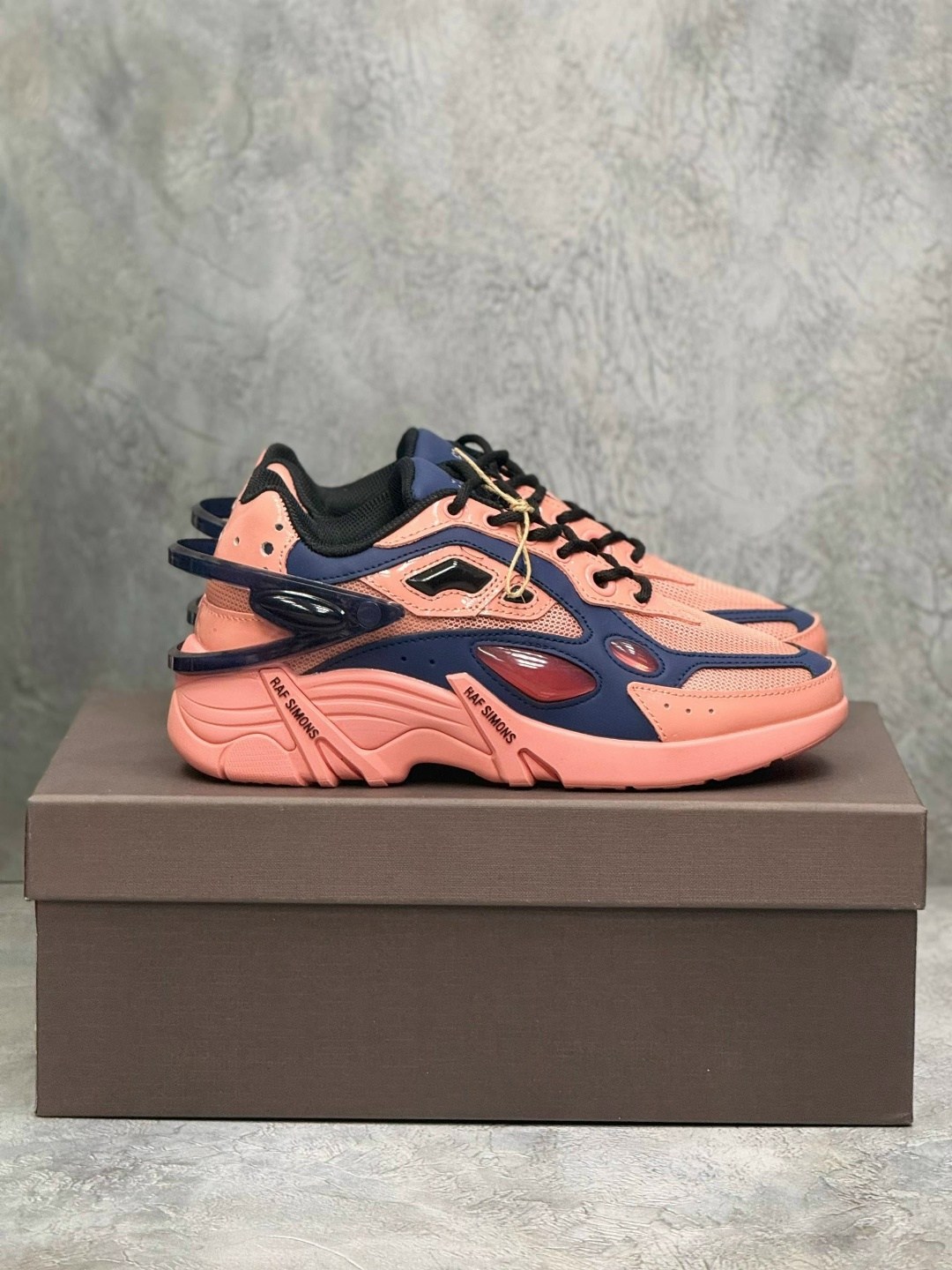 кроссовки raf simons cylon-21 розовый,кроссовки raf simons,кроссовки raf simons лососево-розовый,кроссовки raf simons cylon 21,кроссовки adidas raf simons x ozweego 'tactile rose' розовый