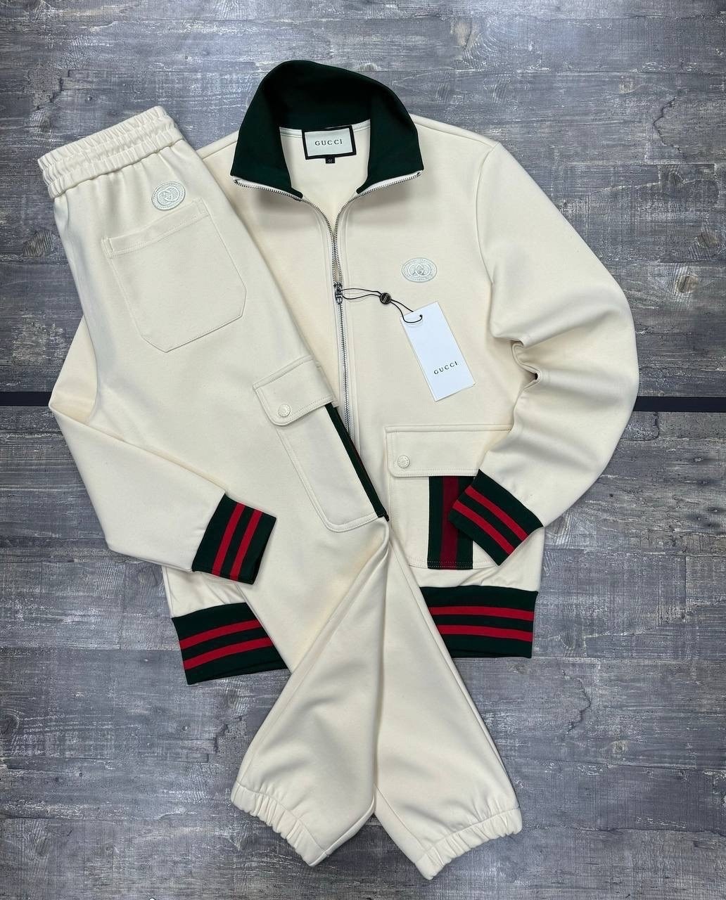 костюм спортивный gucci,белый спортивный прогулочный костюм гуччи gucci,костюм спортивный мужской,костюм gucci,спортивный костюм гуччи мужской