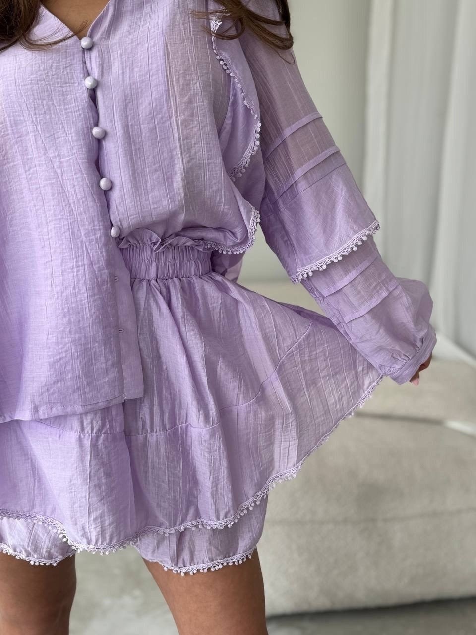 летние костюмы,костюм женский,костюм фиолетовый,блузка с оборками,костюм жен