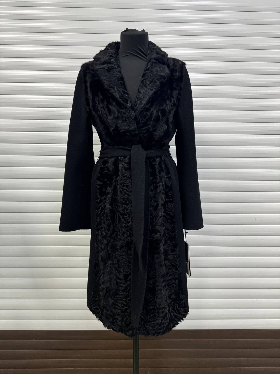 итальянское пальто с мехом каракульчи,шуба fursini каракуль с английским воротником цвет черный длина 110см,шуба из каракуля черная,пальто из каракуля с норковым воротом,пальто с каракулем