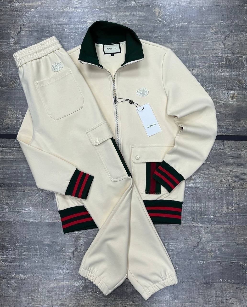 костюм спортивный gucci,спортивный костюм гуччи белый мужской,белый спортивный прогулочный костюм гуччи gucci,мужская мода,костюм спортивный мужской