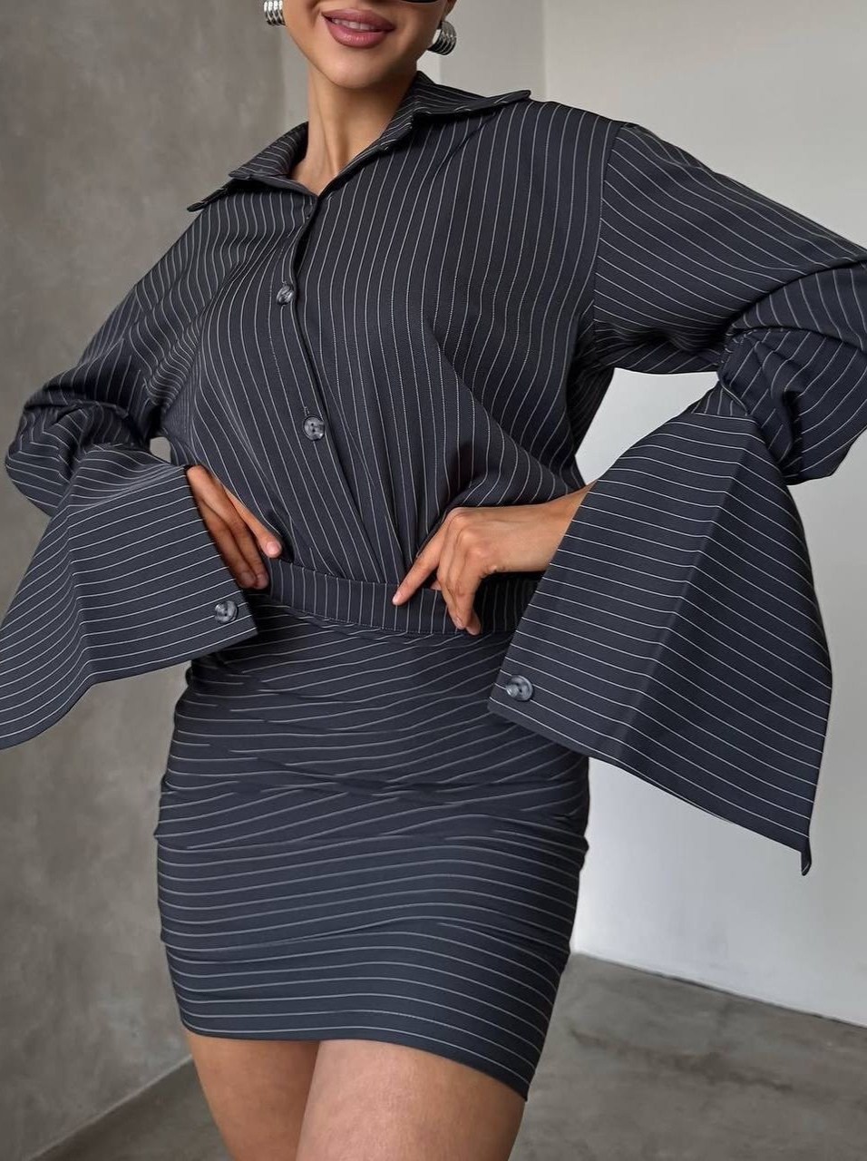 костюм с юбкой и рубашкой,стильное женское платье,стильное офисное платье-рубашка в полоску мини,костюм с юбкой,костюм женский с юбкой