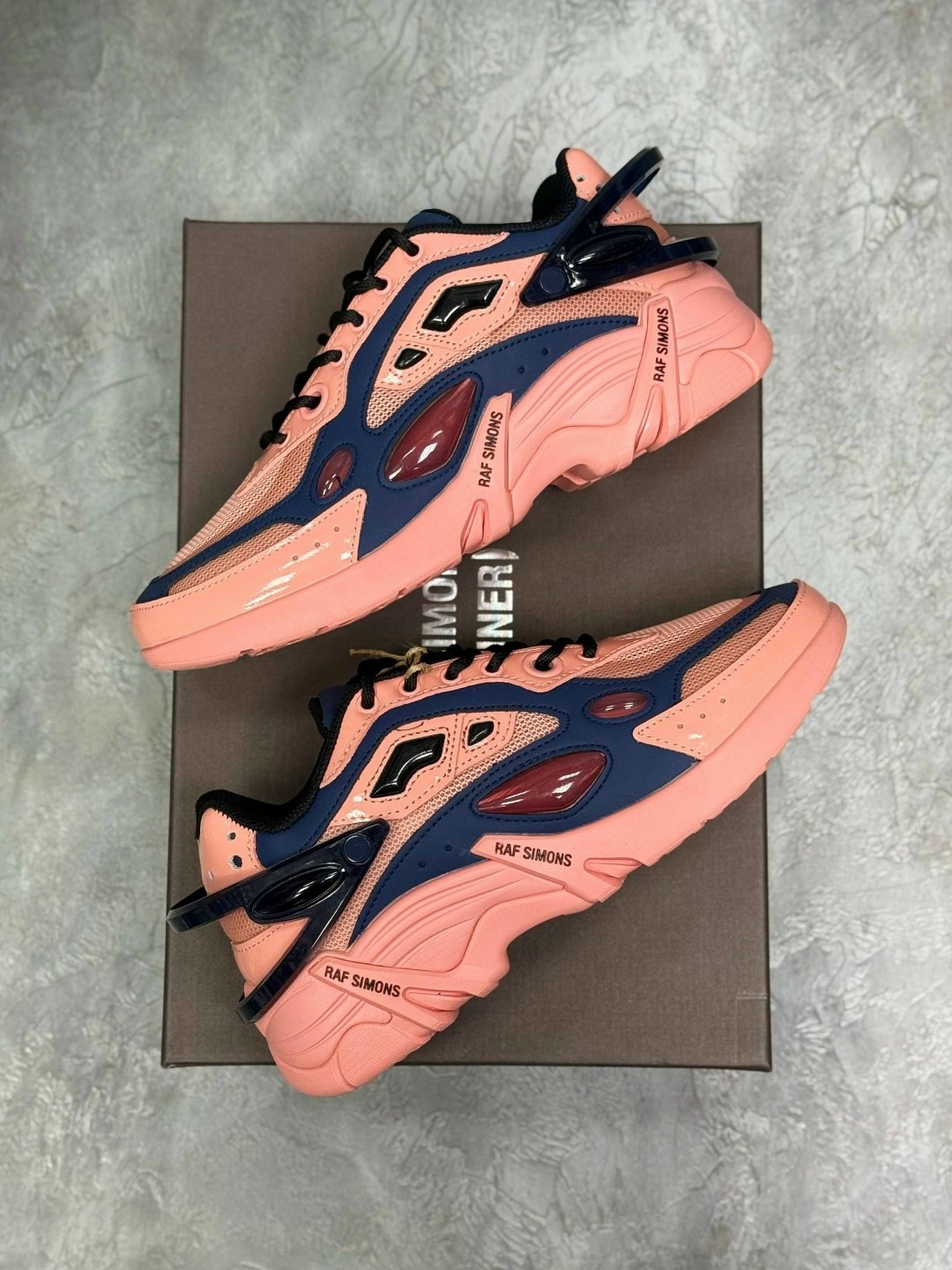 кроссовки raf simons cylon-21 розовый,кроссовки raf simons,кроссовки raf simons лососево-розовый,кроссовки raf simons cylon 21,кроссовки adidas raf simons x ozweego 'tactile rose' розовый