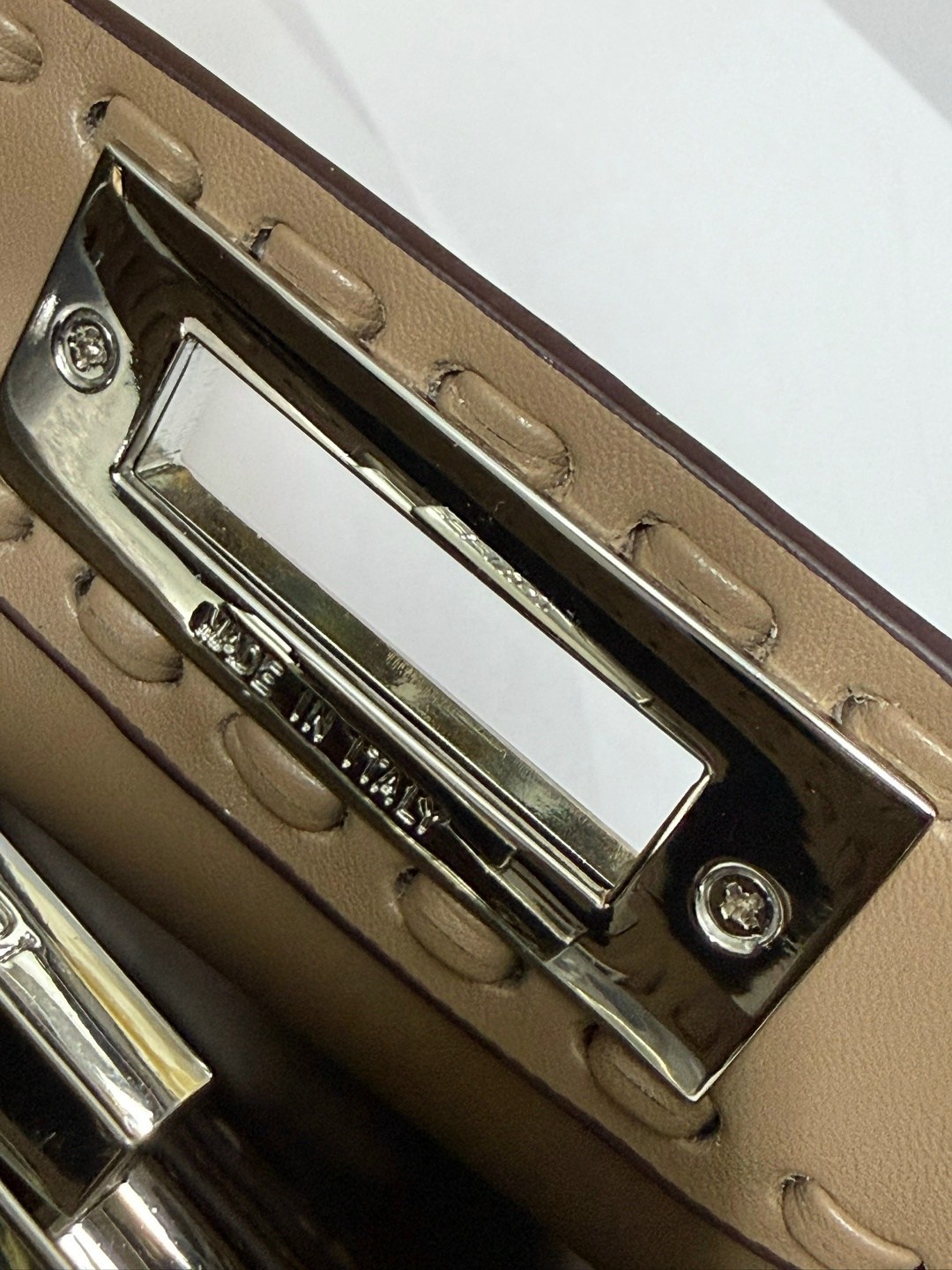 женская сумка fendi,сумка fendi,женская бежевая сумка fendi peekaboo mini,сумка fendi peekaboo фенди,сумка fendi peekaboo